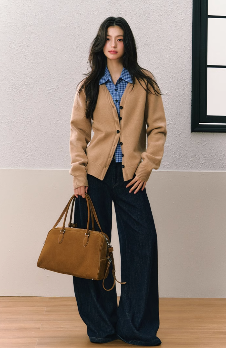 Look de cárdigan de punto marrón y camisa de cuadros azules