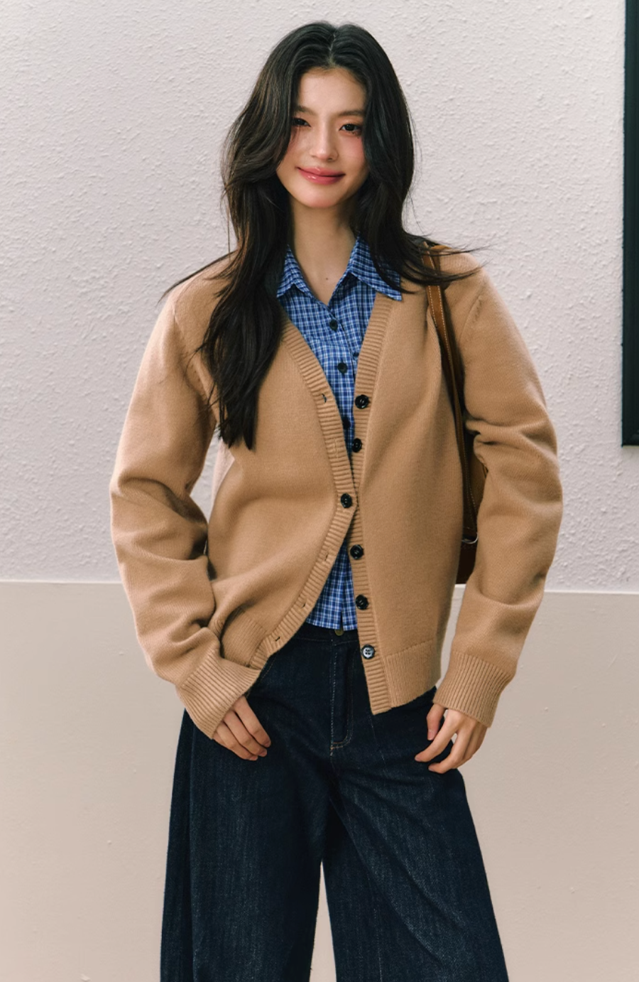 Look de cárdigan de punto marrón y camisa de cuadros azules