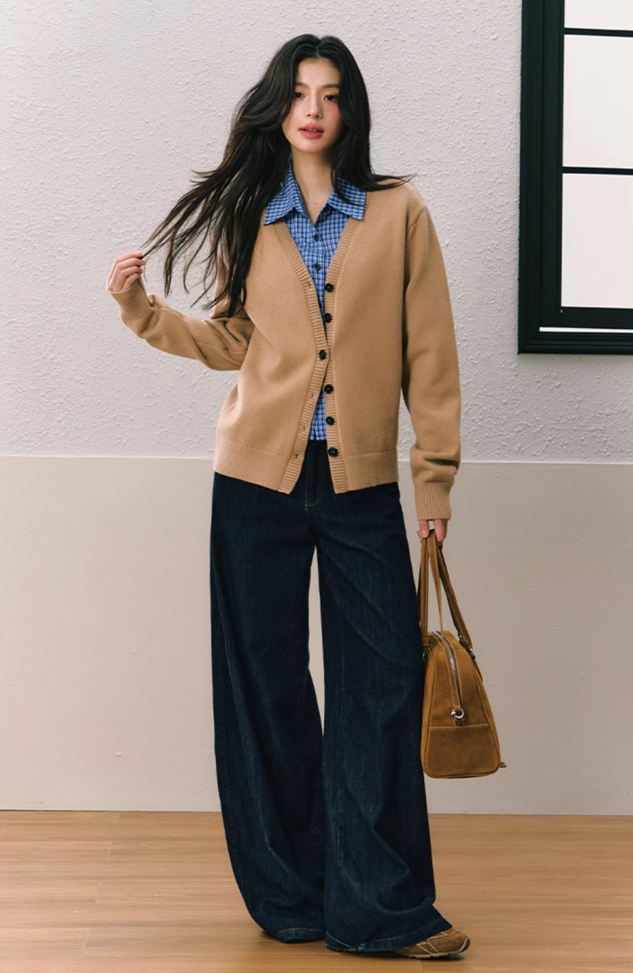 Look de cárdigan de punto marrón y camisa de cuadros azules